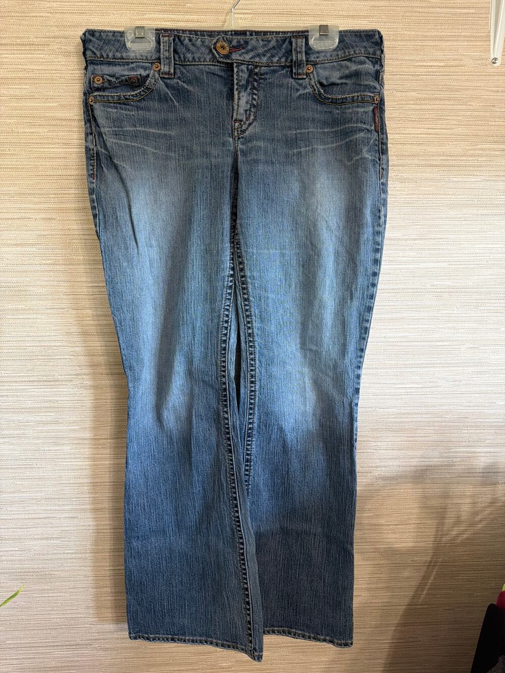 Silver Jeans Women's Tuesday size 34/33 Low rise Boot cut